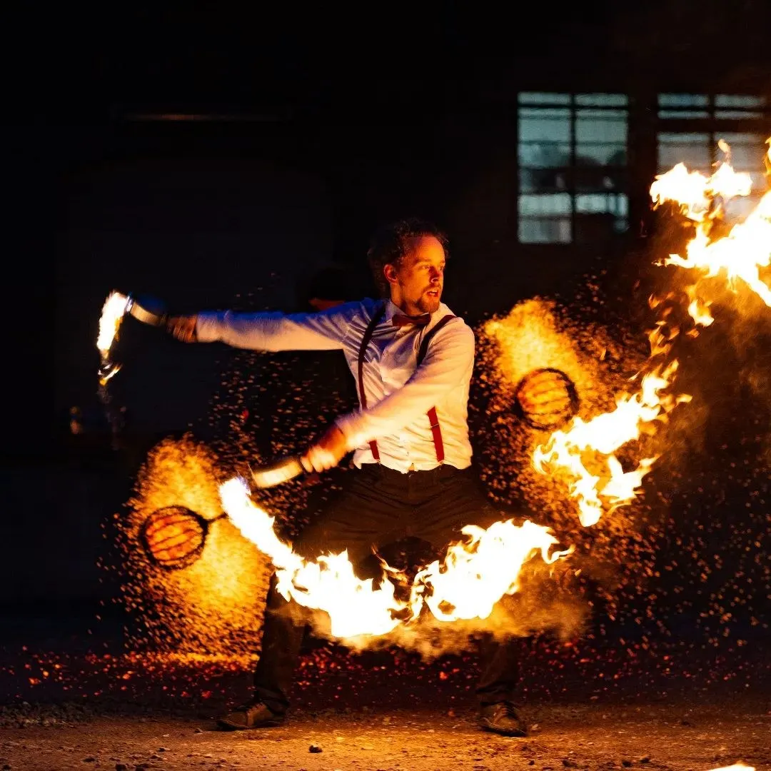 Feuershow-Künstler bei einer Hochzeit