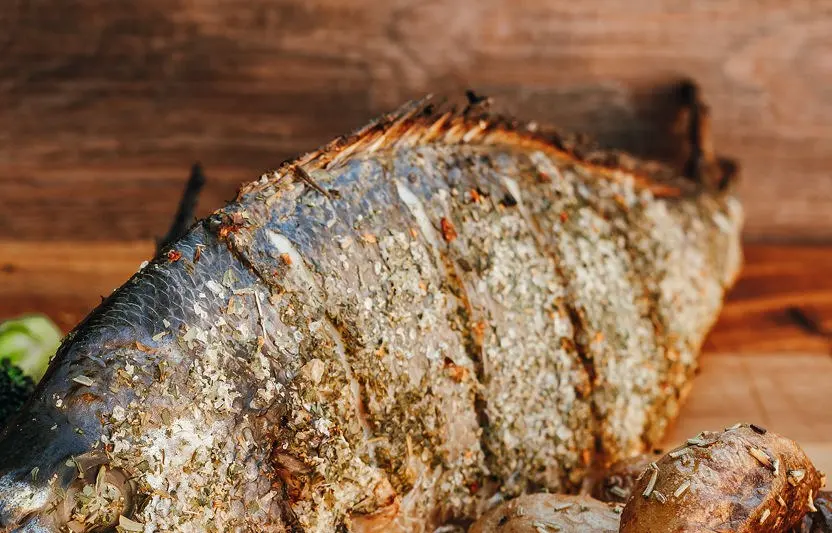 Ganzer Fisch vom Grill mit Kräutern