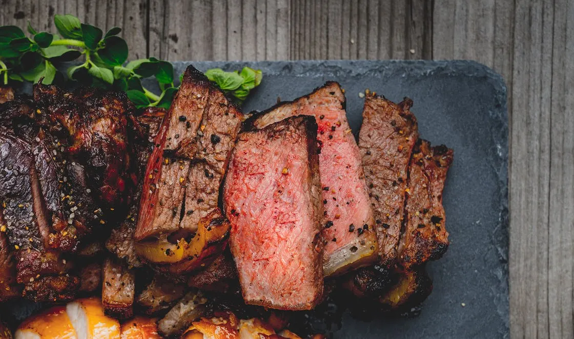 Fleisch vom Grill, in Scheiben geschnitten